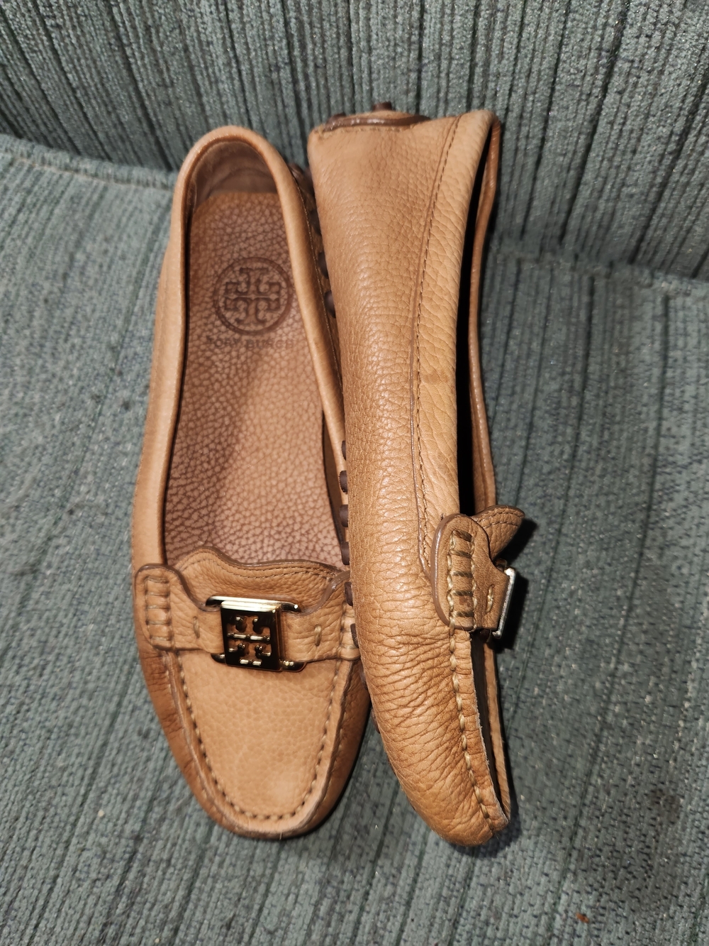 🍉Tory Burch Pebbled Leather Loafers in Tan with Gold Logo